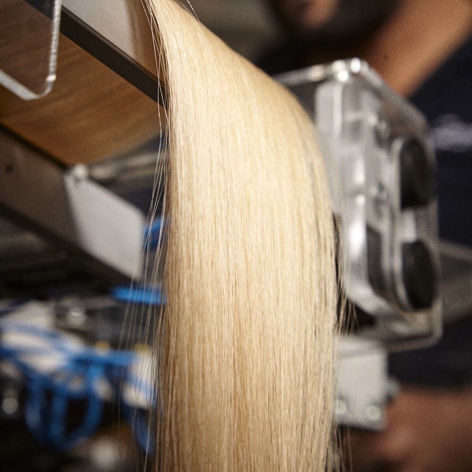Ciocca di capelli lavorata su macchinario in laboratorio